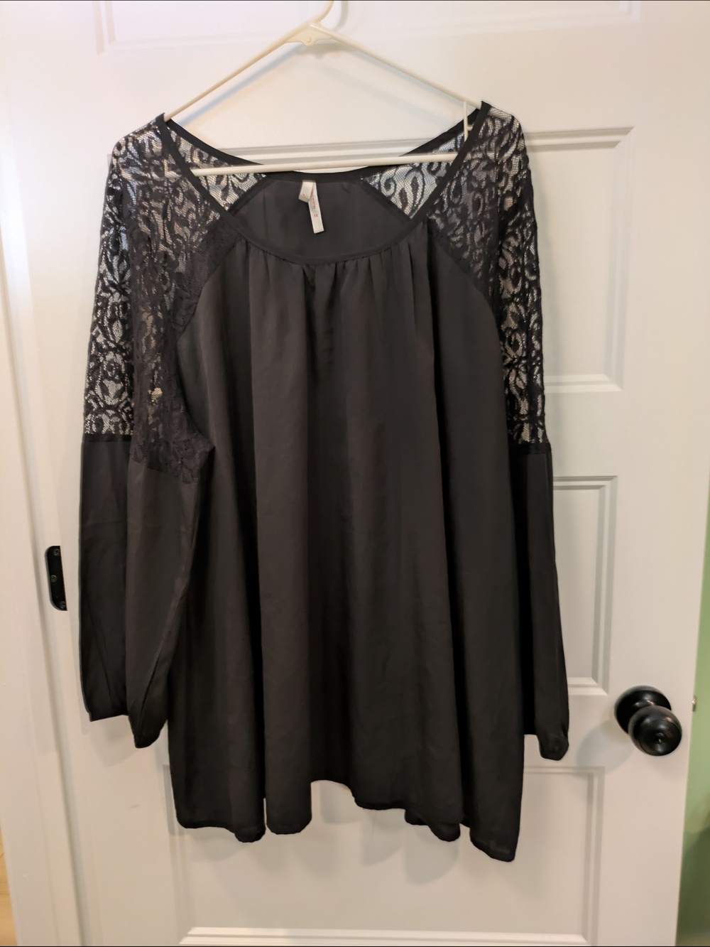 🔴 3/$15 True Destiny Black Lace Sleeve Tunic